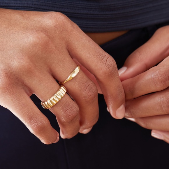 VGUC Mejuri Charlotte Ring, size 6 - Picture 6 of 6